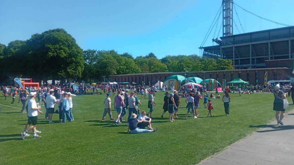Volksfest Atmosphäre vor dem Müngersdorfer Stadion